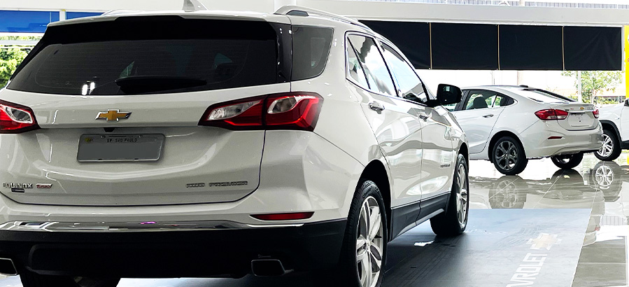 Imagem de um carro Chevrolet no showroom, destacando seu design moderno e acabamento de alta qualidade, reforçando a ideia de comprar um Chevrolet na Vigorito.