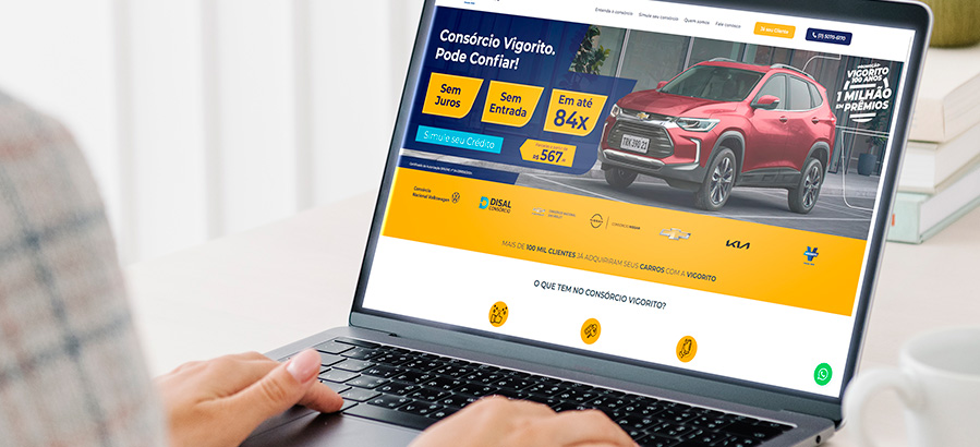 Pessoa acessando o site do Consórcio Vigorito em um laptop com destaque para o simulador de parcelas para calcular o consórcio Chevrolet.